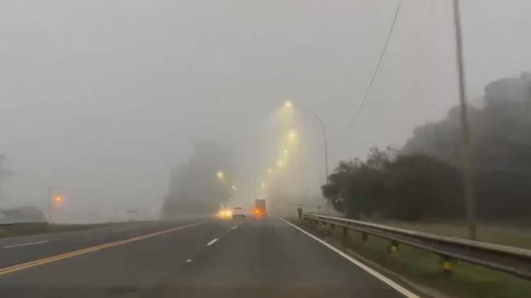 Forte neblina: motoristas enfrentam baixa visibilidade em rodovias do RS