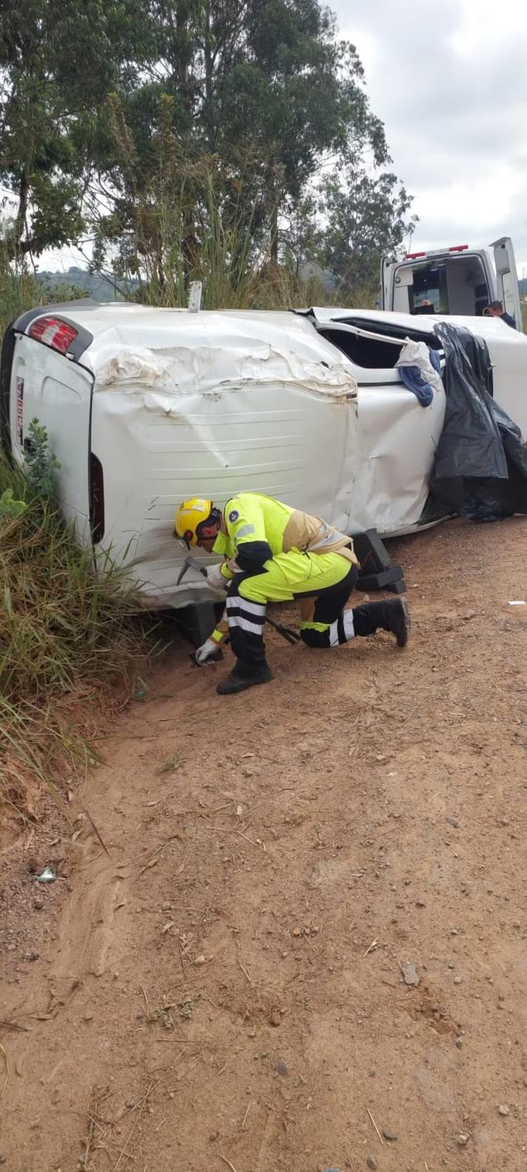 Motorista morre em capotamento na Fernão Dias em MG