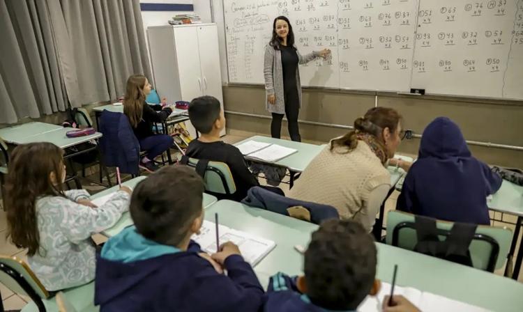 Governo fixa em R$ 5,1 mil novo piso nacional do magistério