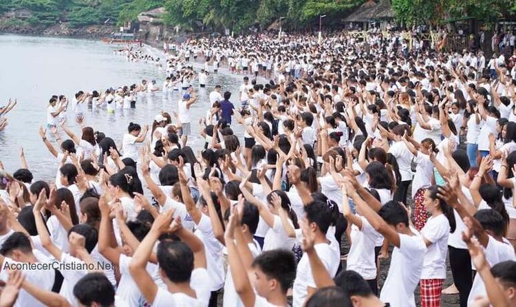 Avivamiento: Cientos de personas se bautizan en una playa de Filipinas