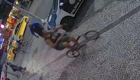 Agressor de ciclista morto em Copacabana usou bicicleta da vítima para ir à delegacia depor