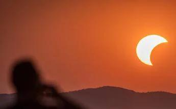 Eclissi, in 7 al pronto soccorso dell'Oftalmico di Roma: "Rischiano danni alla retina"