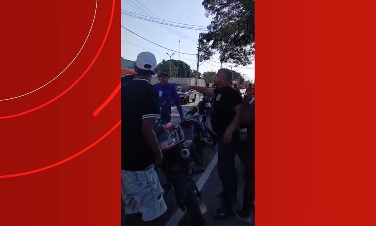VÍDEO: Policial dispara tiros durante discussão em frente à delegacia no interior do Amazonas