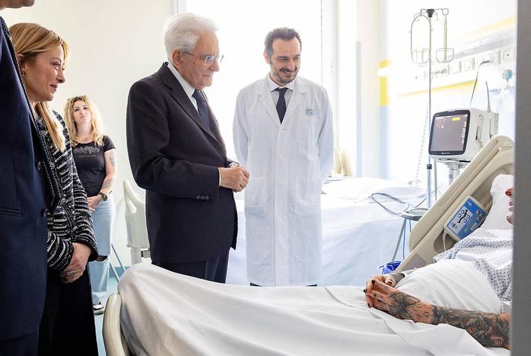 Mattarella e Meloni visitano insieme i feriti di Modena. Il capo dello Stato: "Grazie ai medici"
