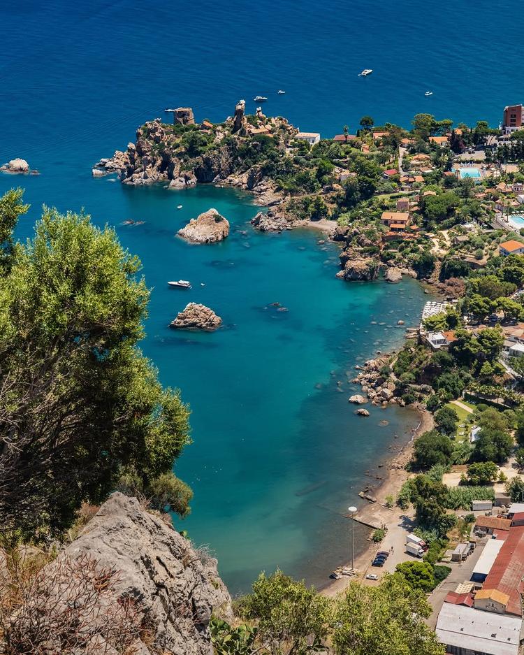 L’azzurro del mare, la brezza sulla pelle e l’orizzonte che sembra infinito.🌊 Da ogni punto panoramico Cefalù regala un...