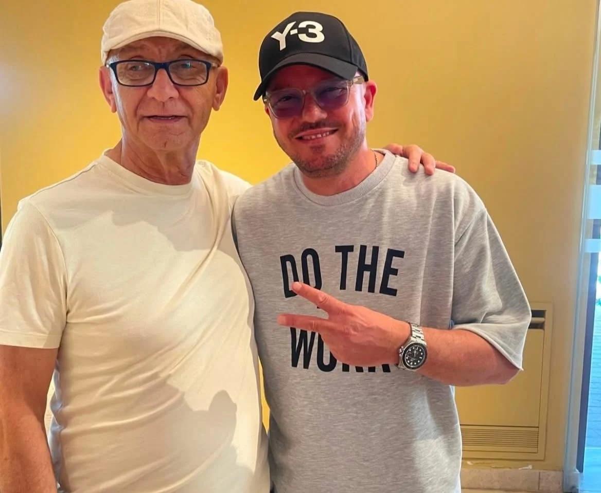 Gigi D’Alessio fa tappa a Capaccio Paestum: il cantante in visita alla Tenuta Vannulo