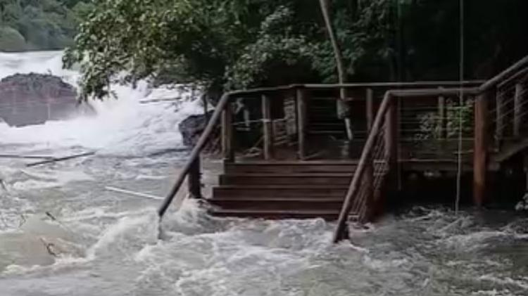 Chuva forte faz Rio Paranapanema subir e prefeitura interdita acesso às margens em parques de Piraju