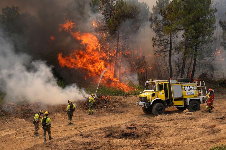 Incêndios florestais forçam saída de 300 mil pessoas na França e Espanha