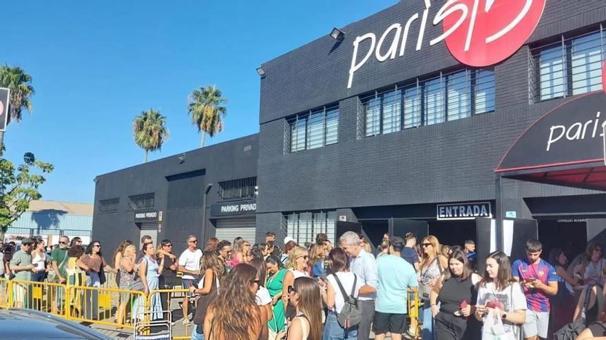 Horas de cola para hacerse con una entrada para vibrar con Arde Bogotá en Málaga