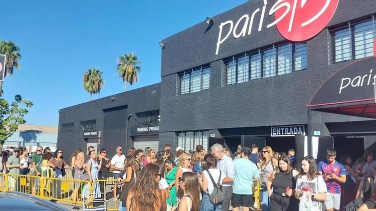 Horas de cola para hacerse con una entrada para vibrar con Arde Bogotá en Málaga
