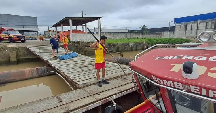 Corpo encontrado por bombeiros no Rio Itajaí-Açu pode ser de homem que caiu de barco no final de semana