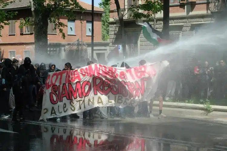 Primo maggio, sindacati uniti a Marghera e scontri a Torino: lavoro dignitoso e sicurezza al centro
