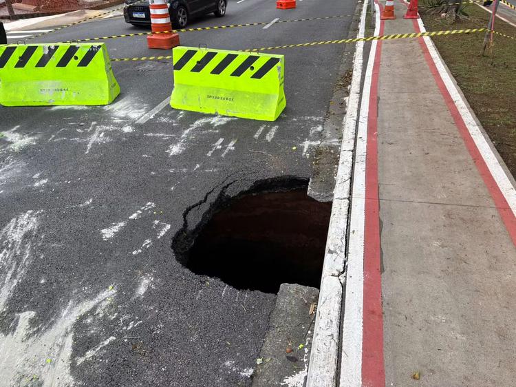 Cratera interdita duas faixas da Avenida Pacaembu e causa lentidão na Zona Oeste de SP
