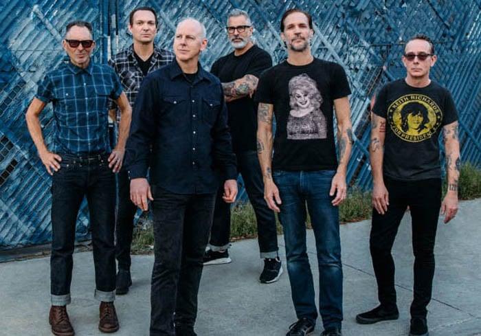 Baixista lamenta que letras do Bad Religion ainda sejam relevantes