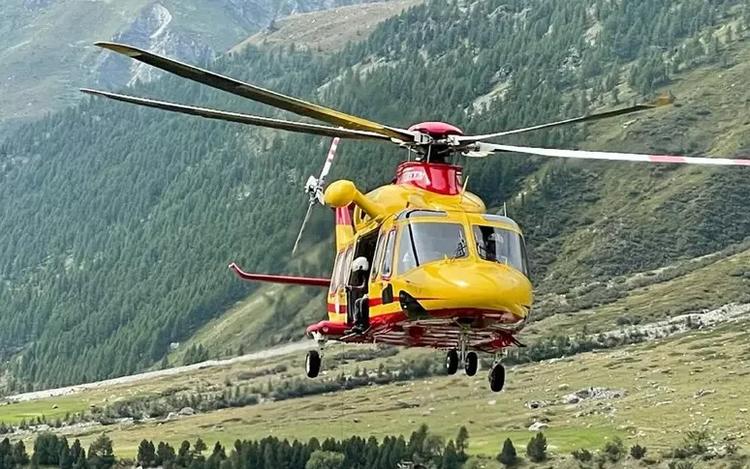 Un bambino di sei anni muore schiacciato da un muletto guidato dal padre: tragedia nel Bellunese