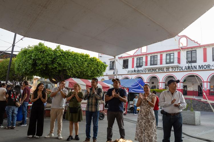 Con cine y palomitas, celebran el Día de la Familia en Totolapan