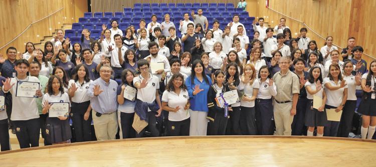 Pre­mia Cobaem a gana­do­res del IX Con­curso de Bio­lo­gía