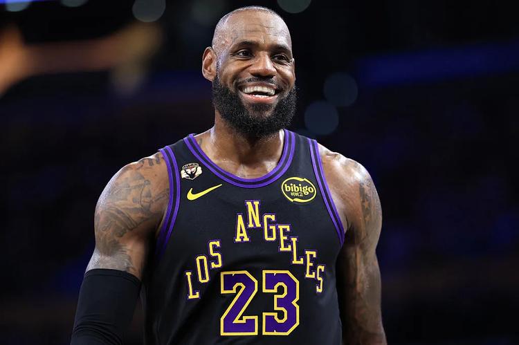 Phoenix Suns v Los Angeles Lakers