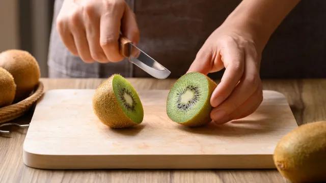 Pode comer kiwi com casca? Veja formas de consumir a fruta