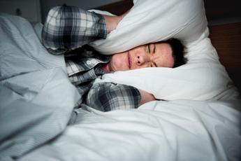 Gli italiani e il sonno, 3 su 4 faticano ad addormentarsi e 1 su 3 si attacca allo smartphone