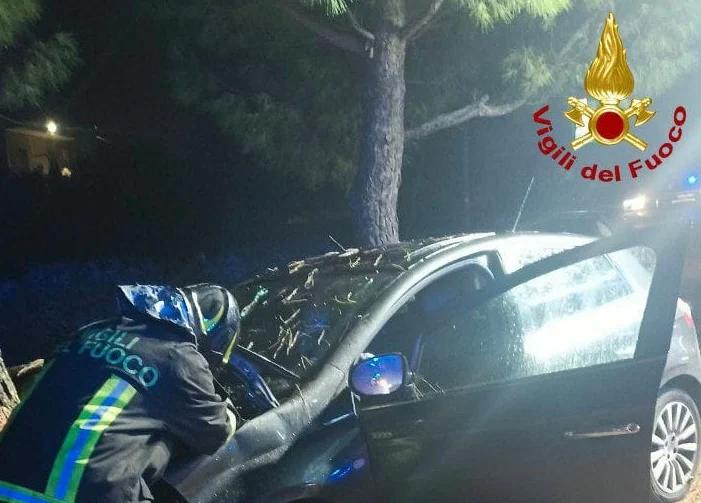 Francavilla Fontana, perde il controllo dell’auto che sbatte contro albero: donna in ospedale
