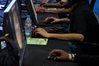 Iss: "Per oltre 1 studente su 6 comportamenti a rischio tra social, gaming e gioco d'azzardo"