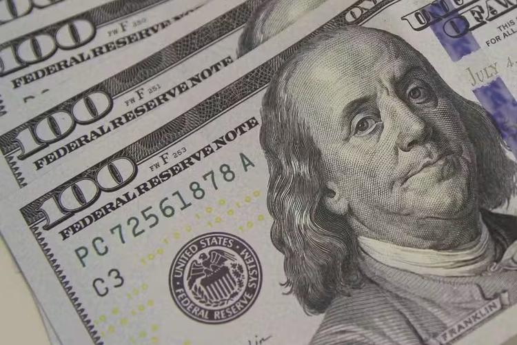 Ibovespa cai, dólar chega a R$ 5,58 e juros futuros disparam após vitória de Lula