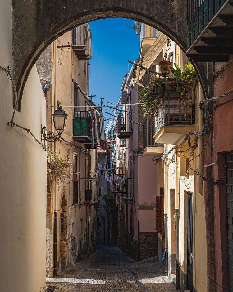Tra vicoli e scorci, Cefalù si scopre passo dopo passo.✨ #visitcefalu