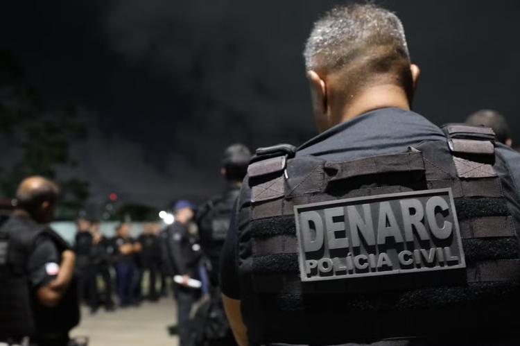Polícia prende dois suspeitos de tráfico de drogas que comandavam crimes na Bahia a distância