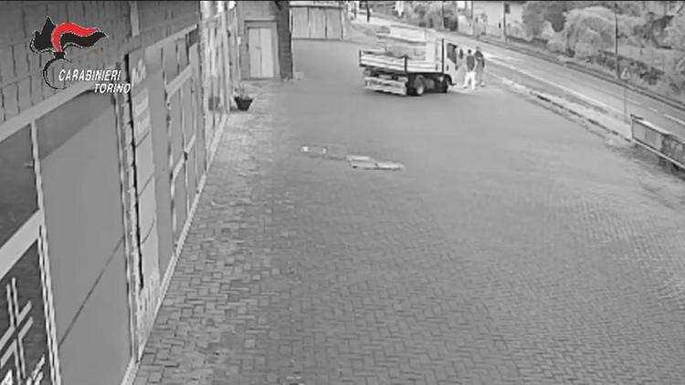 bollengo tentano spaccata sorpresi