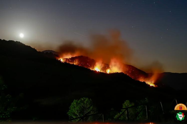 Firenzuola:  operazioni per tutta la notte per spengere incendio. In azione anche  Canadair