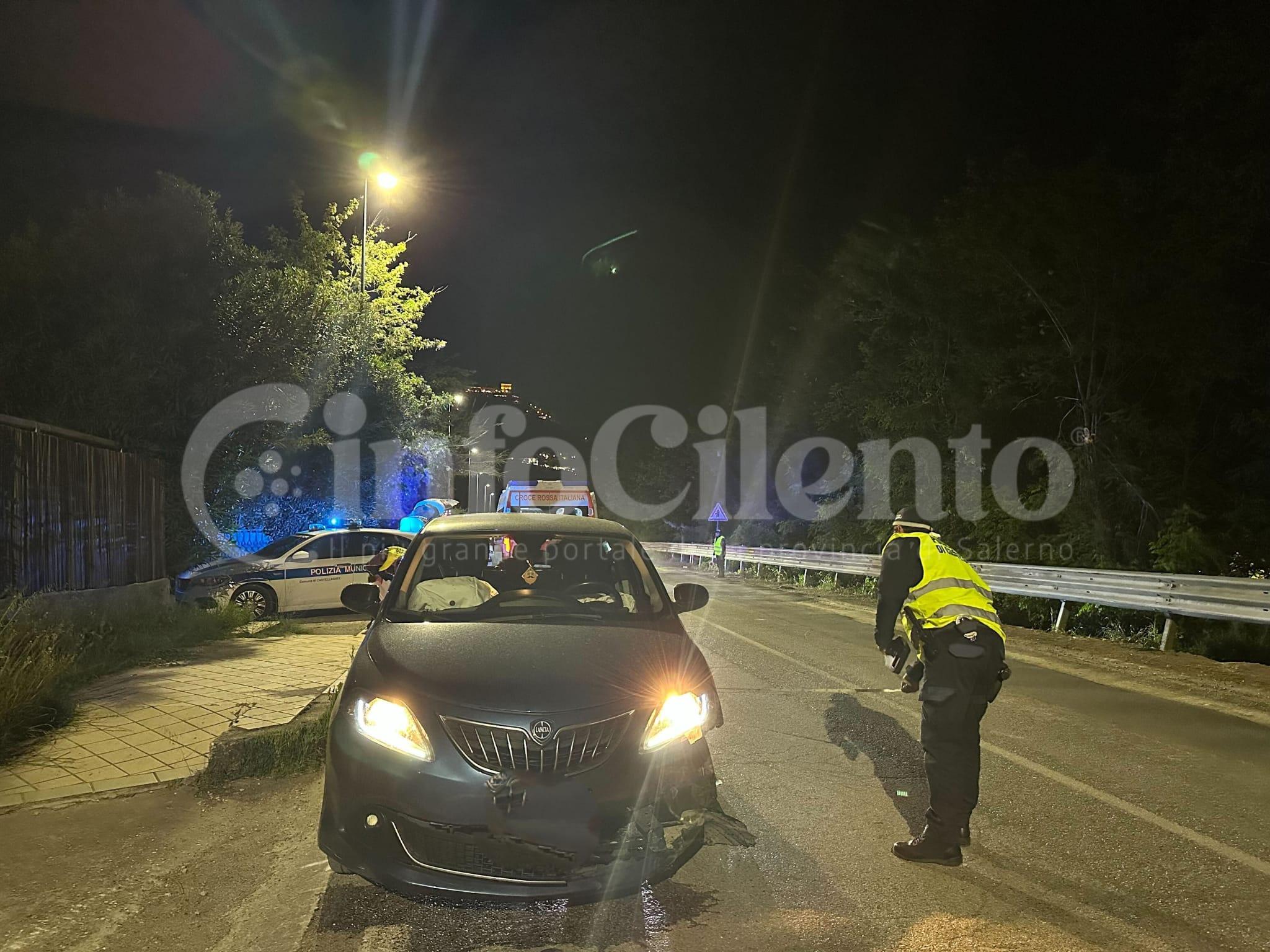 Castellabate, frontale tra auto e motorino sulla Via del Mare: ragazzo in ospedale