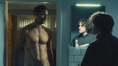 ‘Pillion’, filme erótico com ator de ‘Harry Potter’, estreia no streaming