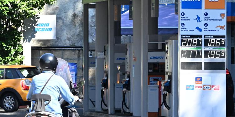 In Calabria il pieno più caro d’Italia: la mobilità è la nuova emergenza sociale