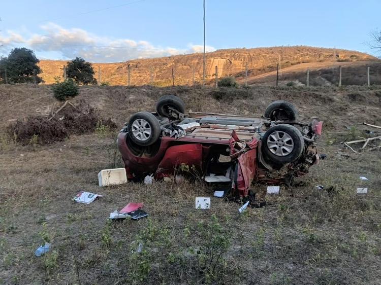 Carro capota, idosa morre e sobreviventes são atacados por enxame de abelhas em MG