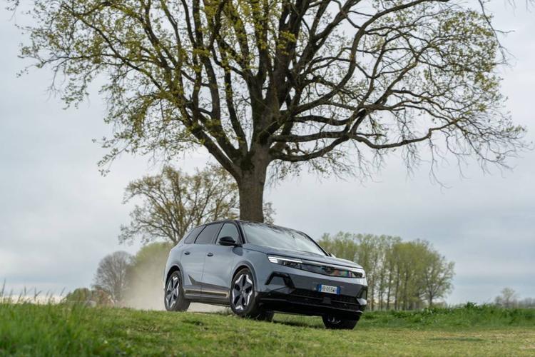 Nuova Opel Grandland: il SUV tedesco è anche elettrico e punta sul comfort