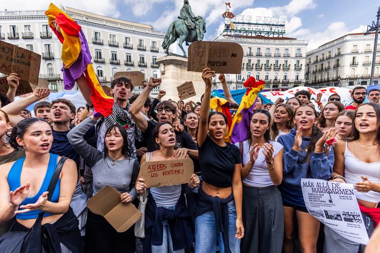 Jóvenes en la acampada de Puerta del Sol, Madrid, en defensa del derecho a la vivienda, el pasado martes.