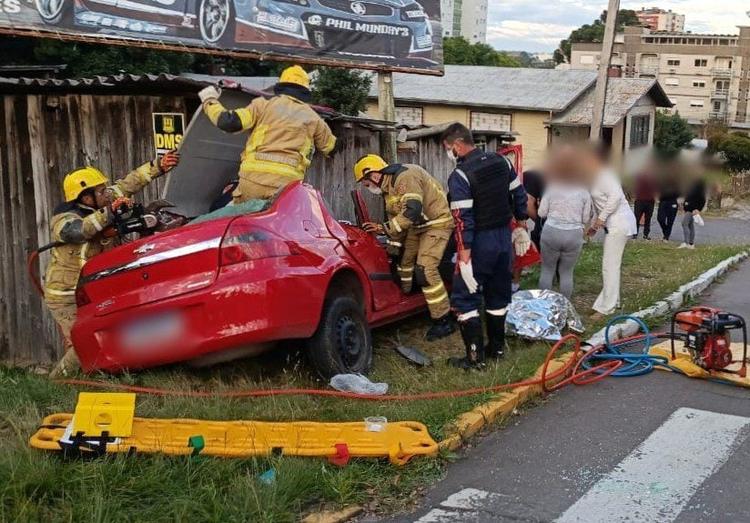 Condutora fica presa às ferragens após acidente no centro de Farroupilha