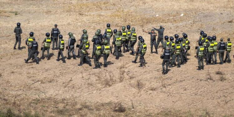 Tensione a Fnideq: la polizia marocchina disperde centinaia di migranti al confine con Ceuta