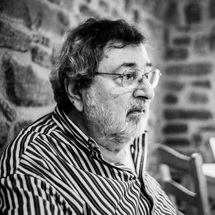 È morto Francesco Guccini, aveva 86 anni. Addio al "Maestrone" della musica italiana