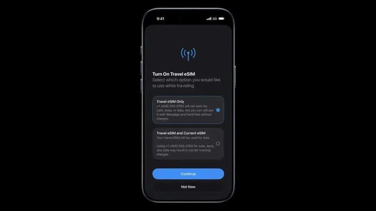 Smartphone mit Travel-eSIM-Einstellungen auf dem Bildschirm