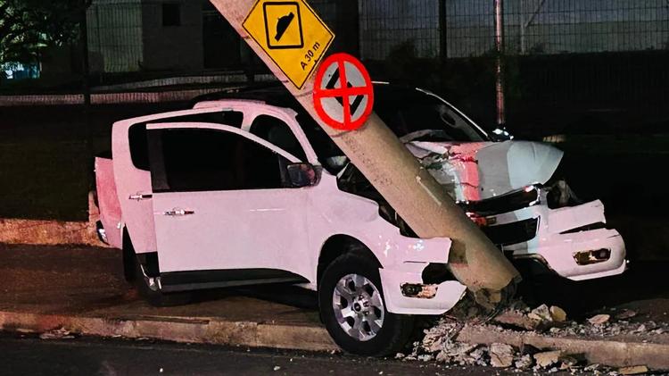 Caminhonete bate em poste, deixa dois feridos e interdita parte de avenida em Montes Claros