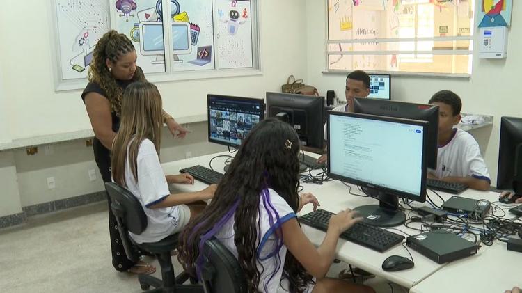 'Eu sonhei, acreditei e aconteceu': ex-porteira vira professora na mesma escola em Vitória