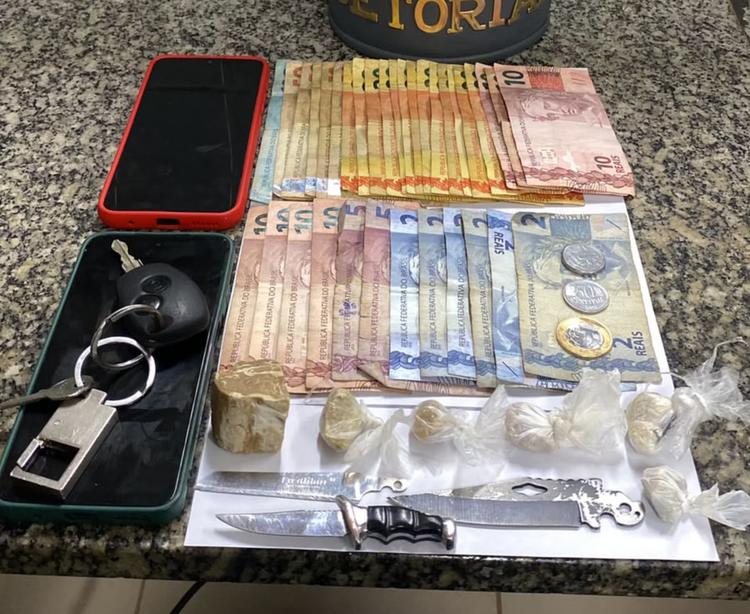 Suspeito é preso com crack e R$ 704 em espécie