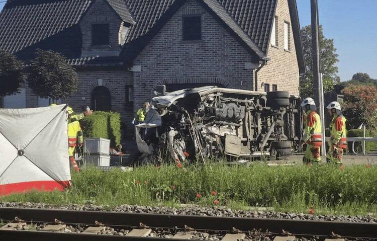 Belgio, scuolabus investito da un treno: morti due ragazzini, l'autista e un accompagnatore