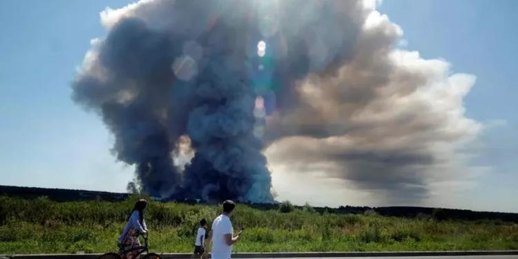 In fiamme il magazzino Wildberries di San Pietroburgo, l'Amazon russo. Nuovo pacchetto di sanzioni Ue alla Russia