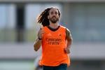 Cucurella llega para zanjar el debate del 3