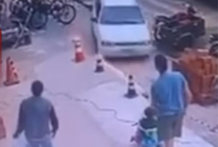Vídeo mostra carro atropelando pai e bebê de 1 ano na calçada em Costa Rica