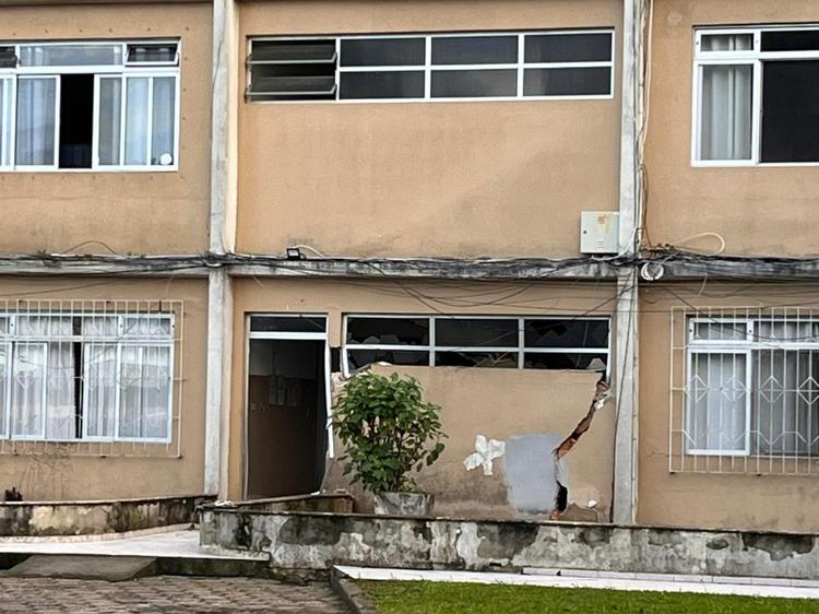 Prédio evacuado às pressas após afundar em Itajaí foi construído há 30 anos e deixou 65 moradores fora de casa; VÍDEO