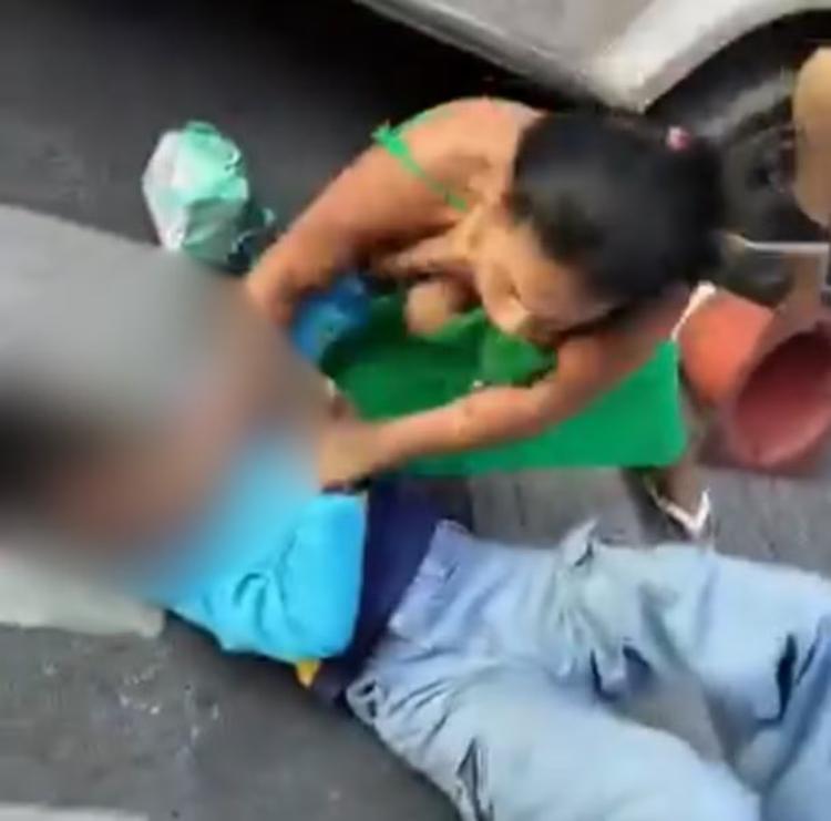 'Pega de costas e desprevenida', diz mãe de adolescente espancada por mulher na porta da escola
